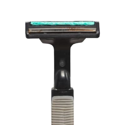 alat cukur rusak dan berkarat